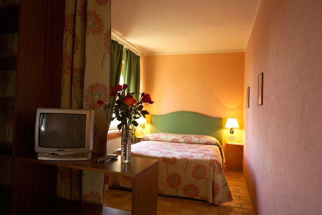פינרולו Agriturismo Il Torrione חדר תמונה